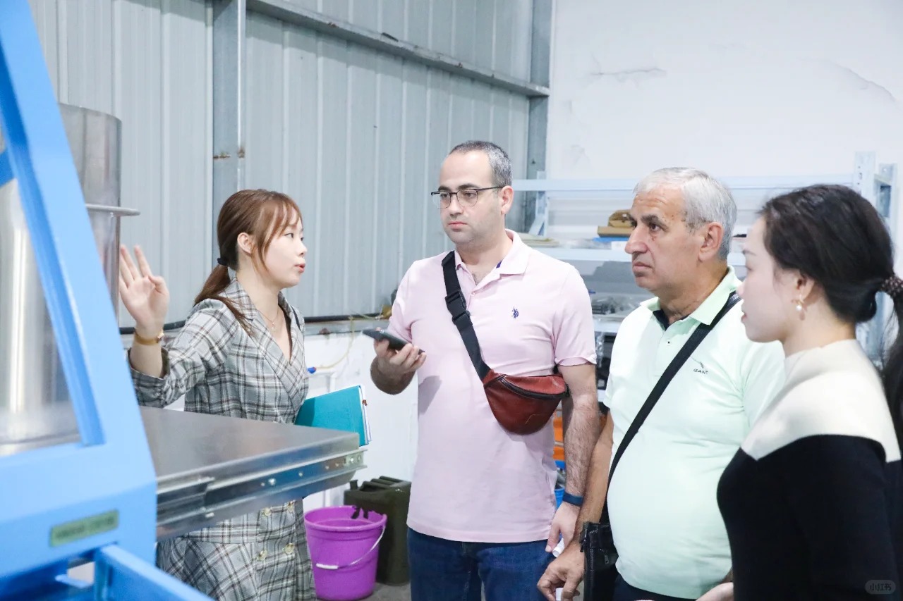 Os clientes visitam a fábrica de tiras de luz LED para explorar novas oportunidades de cooperação